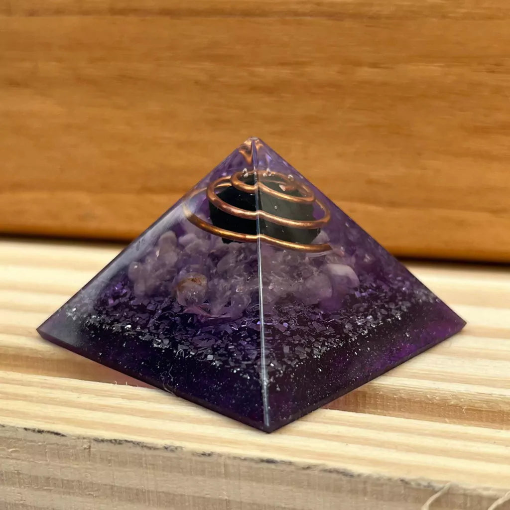 Orgonite Pirâmide - Turmalina Negra e Ametista - 6cm